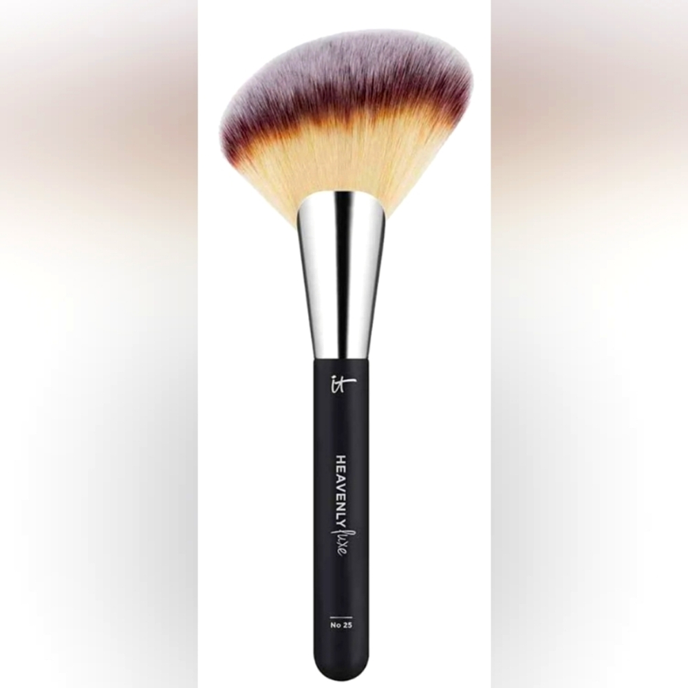 IT COSMETICS Angled Brush NEW